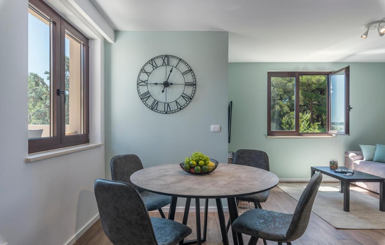 Just Renovated Stylish 2 Bedrooms Apartment Only A Few Steps From The Beach! Novigrad Istria Buitenkant foto