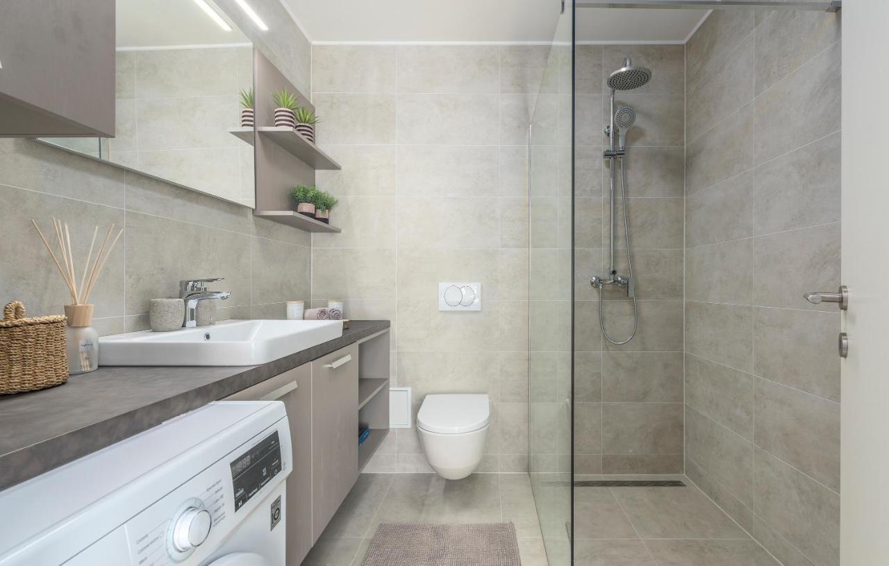 Just Renovated Stylish 2 Bedrooms Apartment Only A Few Steps From The Beach! Novigrad Istria Buitenkant foto